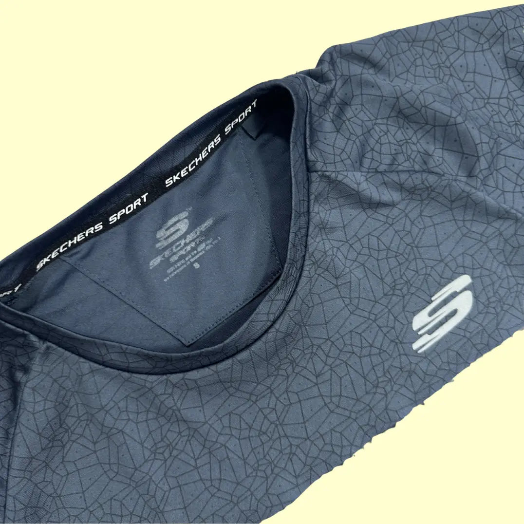 Skechers Sport Performance T-shirt in dark navy with geometric textured sleeves and reflective detailing.