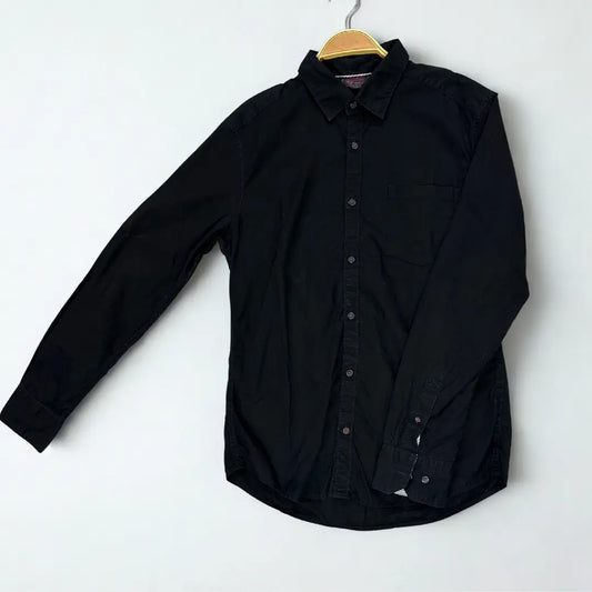 ESPRIT ®. It comes in a versatile solid black