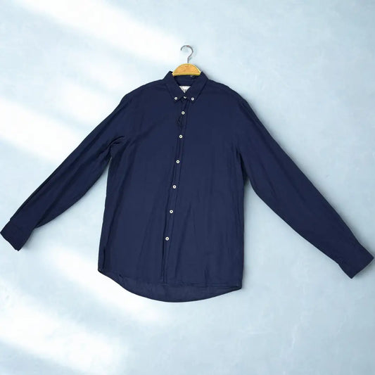 Zara Man ®. It comes in a versatile and timeless solid navy blue, making it a perfect staple for any modern wardrobe