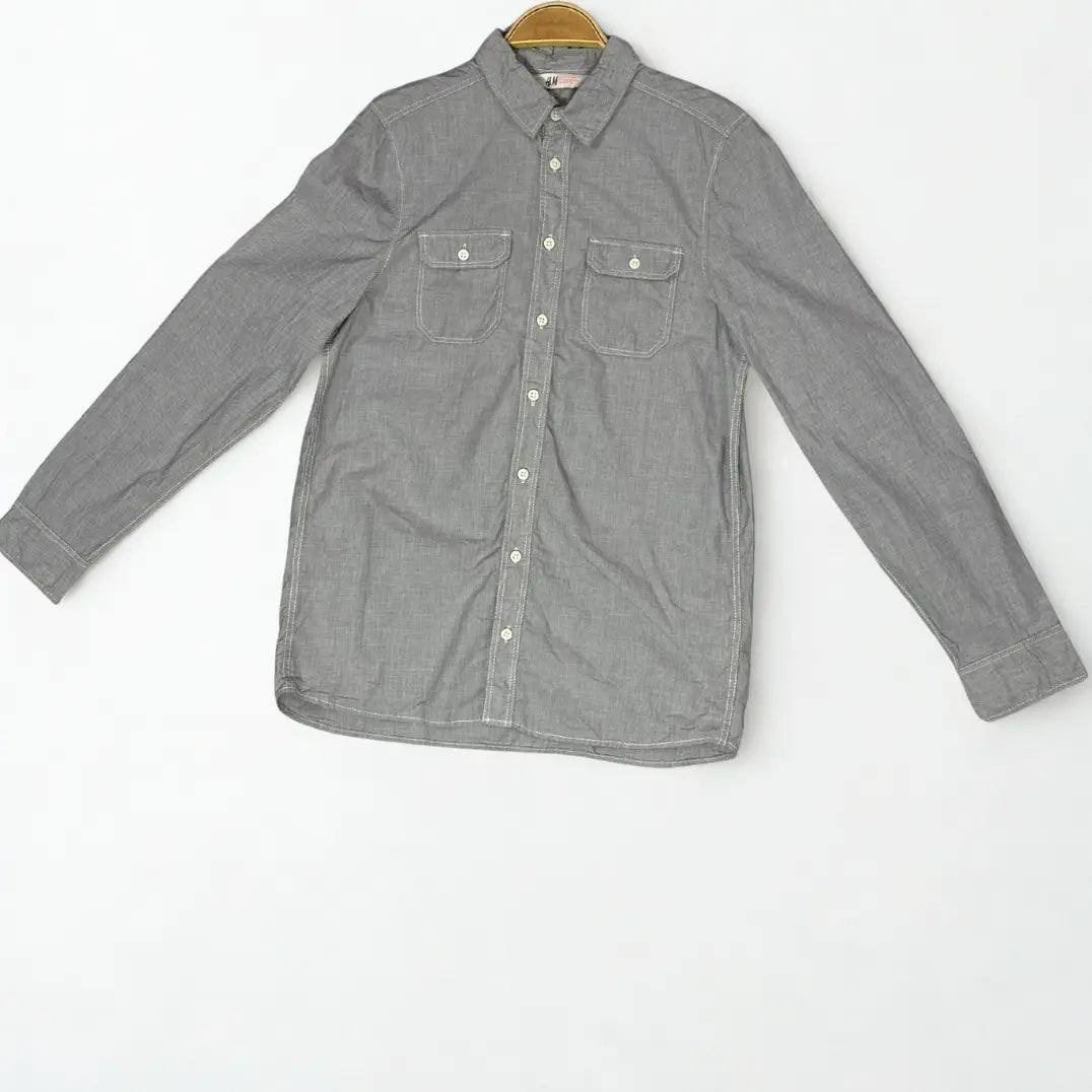 H & M ®. It comes in a solid grey chambray or end-on-end fabric, giving it a textured yet soft feel.