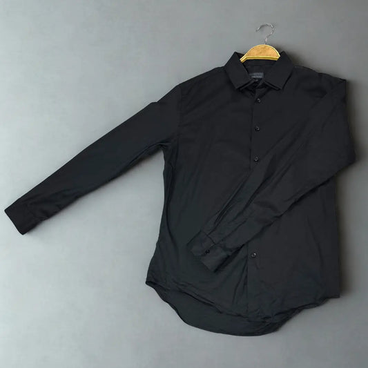 ZARA MAN ®. This shirt is a perfect staple for creating sharp, stylish, and modern outfits.