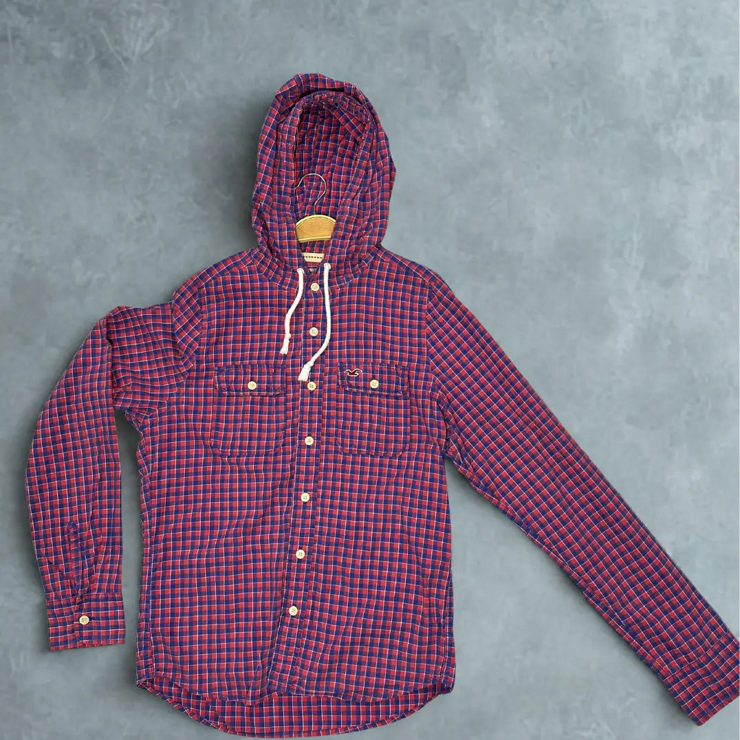 Hollister ®It combines the style of a classic button-down shirt with the comfort of a hoodie.