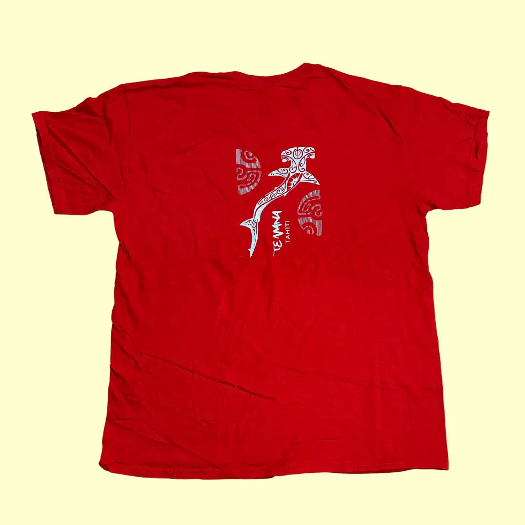 🐋 Te Mana Tahiti Red Tee – Gildan Heavy Cotton