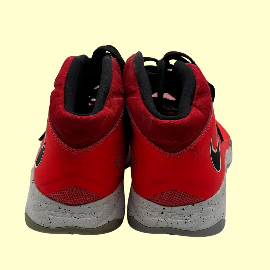 🔹 Nike LeBron 11 – Men’s Basketball Shoes – Size US 13 (EUR 47.5)