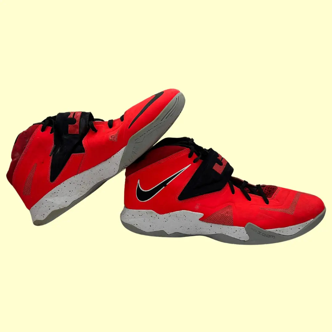 🔹 Nike LeBron 11 – Men’s Basketball Shoes – Size US 13 (EUR 47.5)