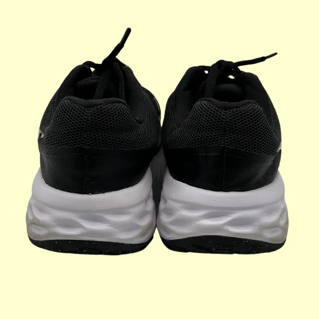 Nike Running Shoes (Black/White) – Youth 5Y / Women’s 6.5 / Men’s 5