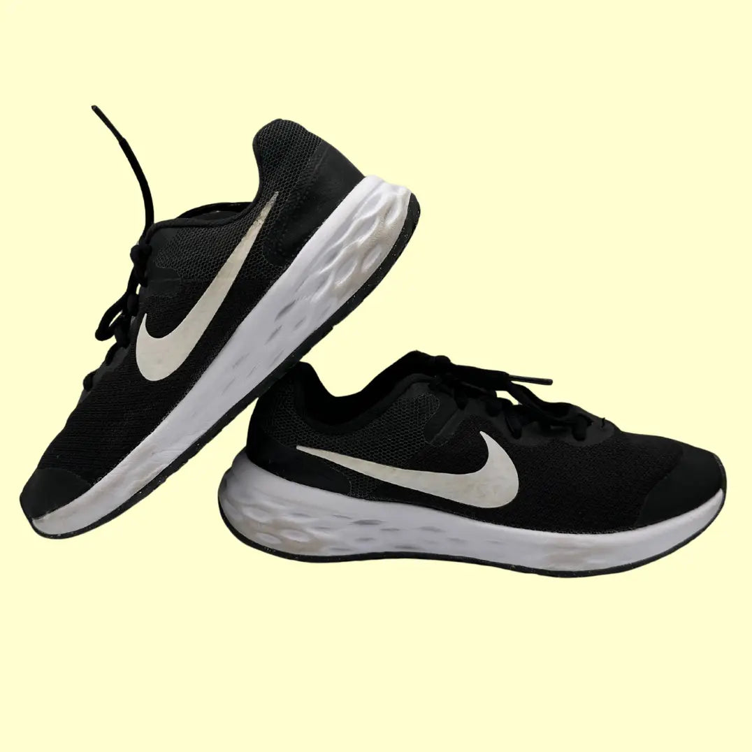 Nike Running Shoes (Black/White) – Youth 5Y / Women’s 6.5 / Men’s 5