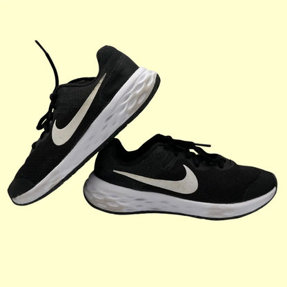 Nike Running Shoes (Black/White) – Youth 5Y / Women’s 6.5 / Men’s 5