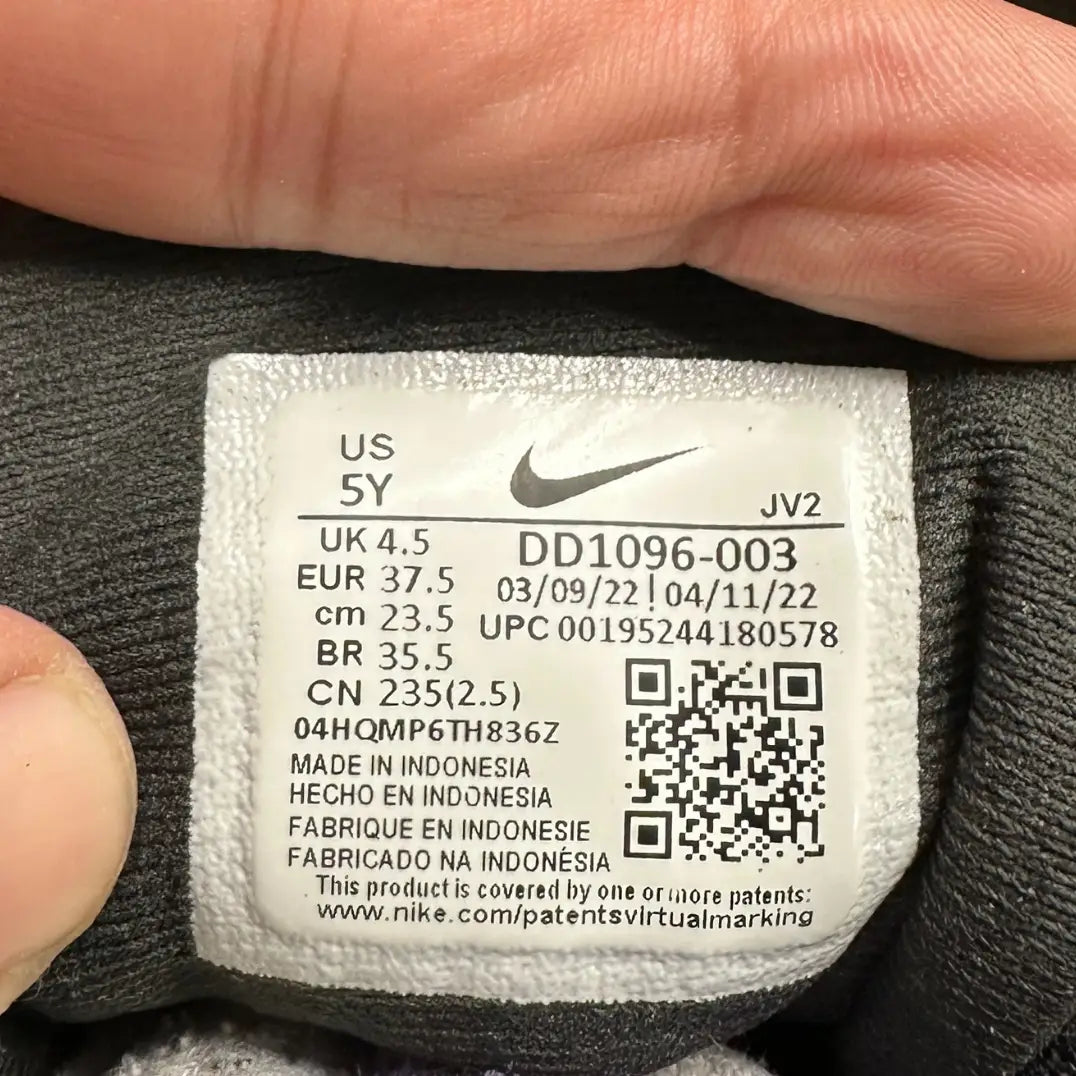 Nike Running Shoes (Black/White) – Youth 5Y / Women’s 6.5 / Men’s 5