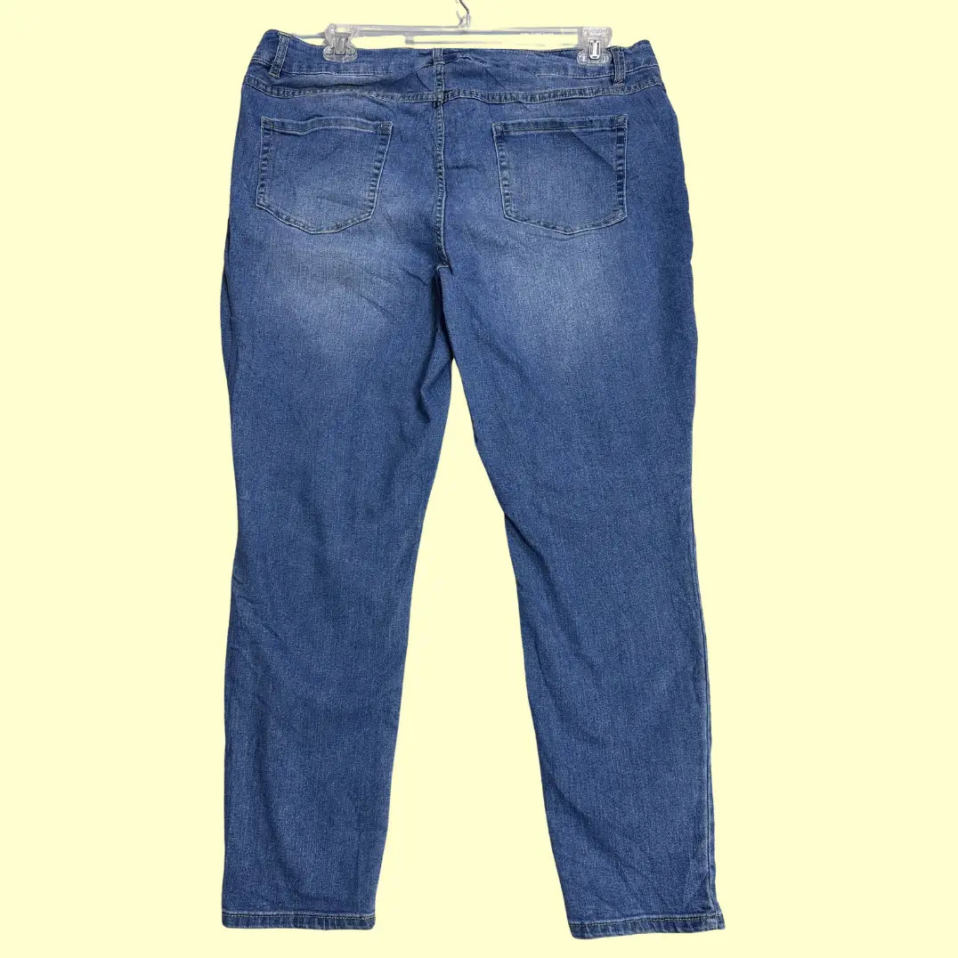 Comfortable and versatile mid-wash blue jeans from d.jeans.