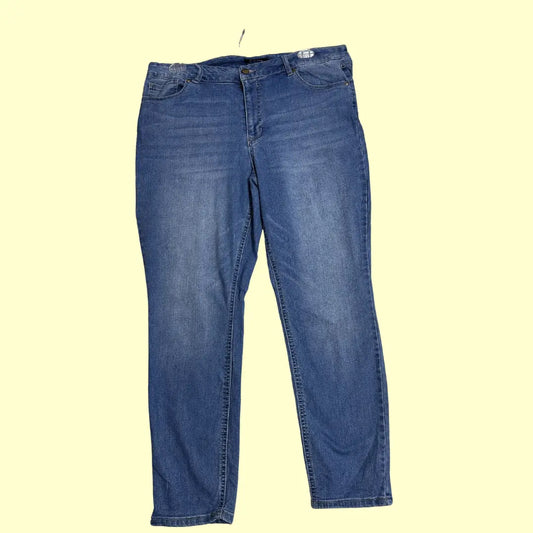 Comfortable and versatile mid-wash blue jeans from d.jeans.