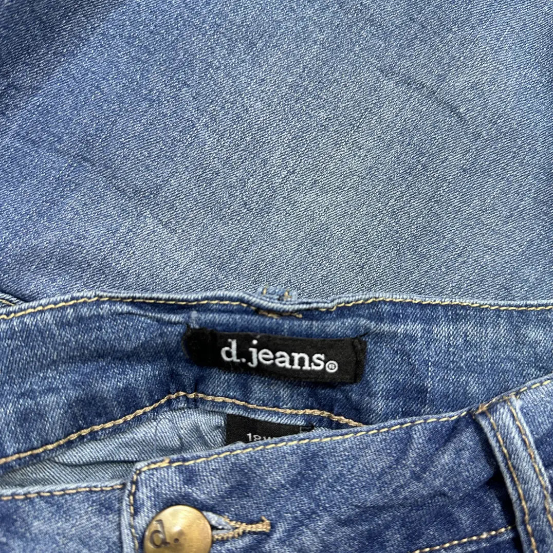 Comfortable and versatile mid-wash blue jeans from d.jeans.