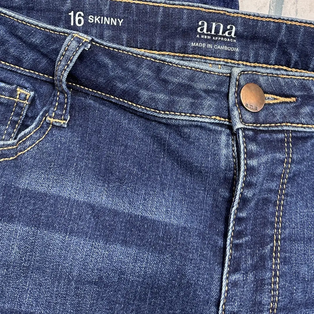 a.n.a (A New Approach) Skinny Jeans in dark blue wash