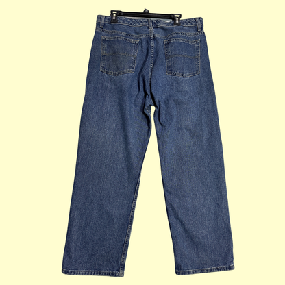 Van Heusen Men’s Classic Fit Jeans in dark blue wash.