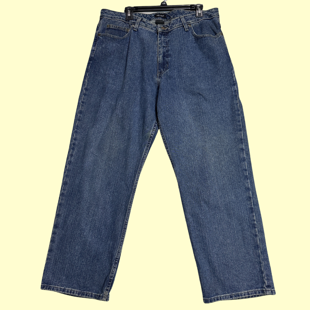 Van Heusen Men’s Classic Fit Jeans in dark blue wash.