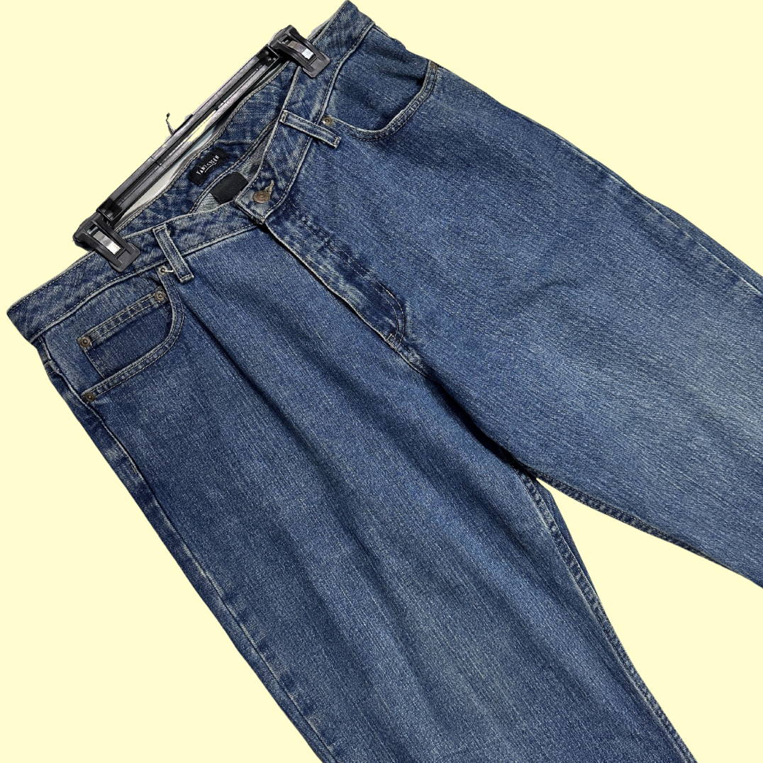 Van Heusen Men’s Classic Fit Jeans in dark blue wash.