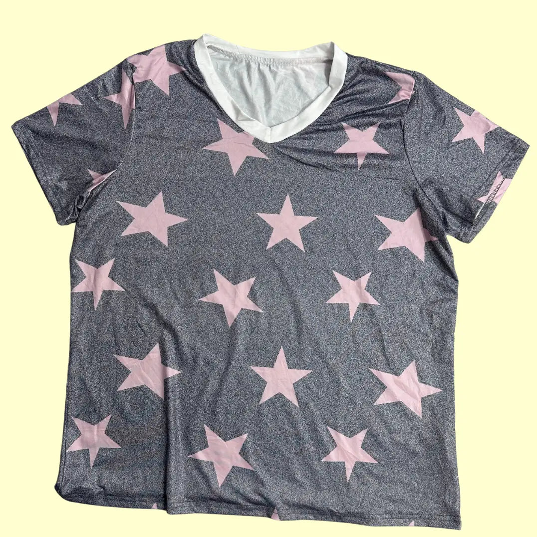 Trendy star-print t-shirt with a soft, lightweight fabric.