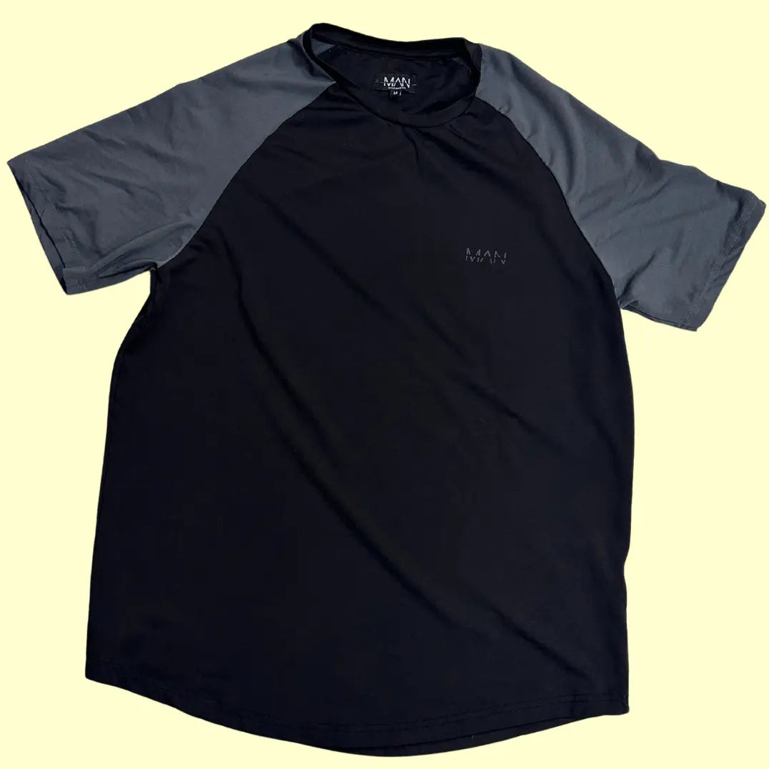 BoohooMAN Men’s Raglan T-shirt in black with contrast grey sleeves