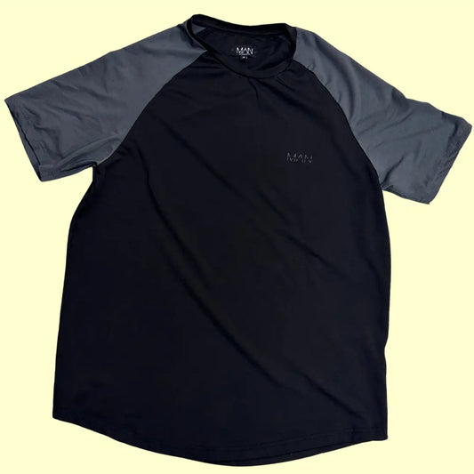 BoohooMAN Men’s Raglan T-shirt in black with contrast grey sleeves