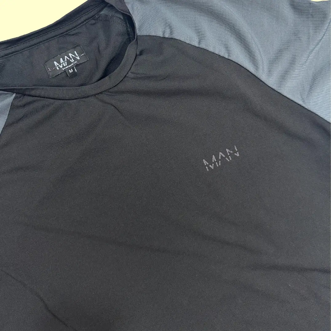 BoohooMAN Men’s Raglan T-shirt in black with contrast grey sleeves