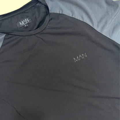 BoohooMAN Men’s Raglan T-shirt in black with contrast grey sleeves