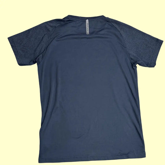 Skechers Sport Performance T-shirt in dark navy with geometric textured sleeves and reflective detailing.