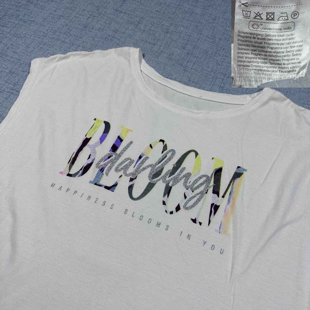 Unbranded White Bloom Graphic Tee-M