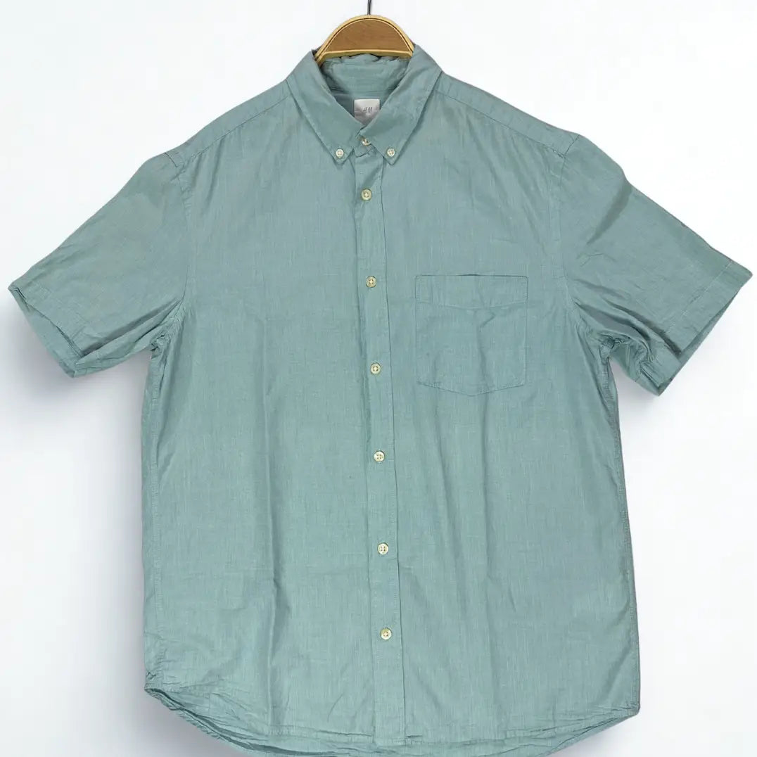 H&M ®. It features a refreshing, solid light green color