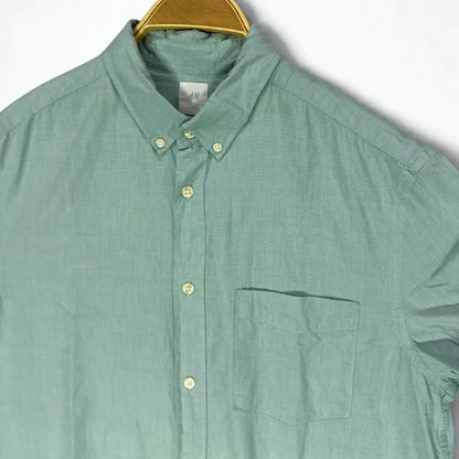 H&M ®. It features a refreshing, solid light green color