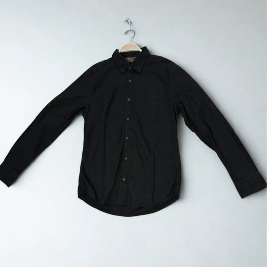 ESPRIT ®. It comes in a versatile solid black