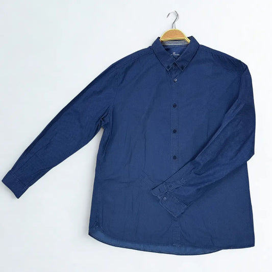 Tom Tailor ®. (dobby weave) that adds texture and depth to the design