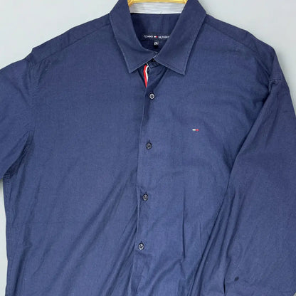 Tommy Hilfiger ®. It comes in a versatile and classic solid navy blue, making it a staple for any wardrobe.