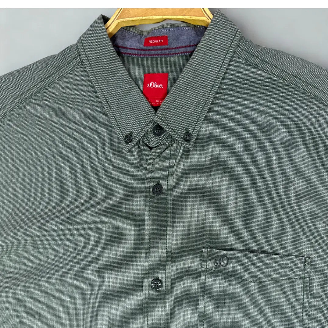 s.Oliver ®. It comes in a versatile, muted shade of dark green or grey-green