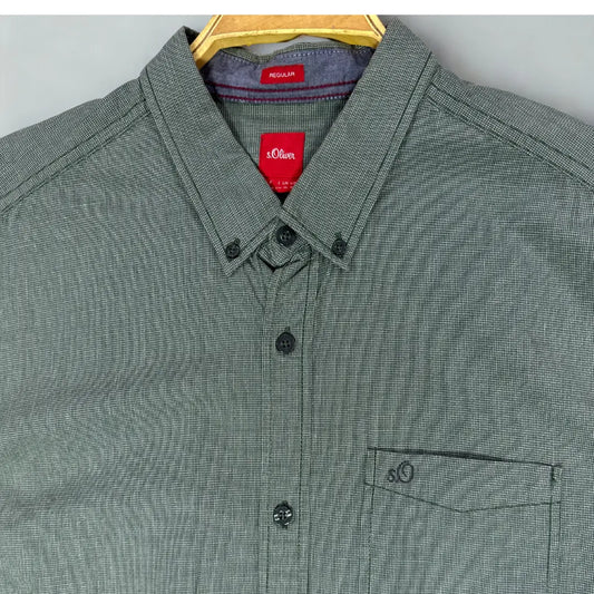 s.Oliver ®. It comes in a versatile, muted shade of dark green or grey-green