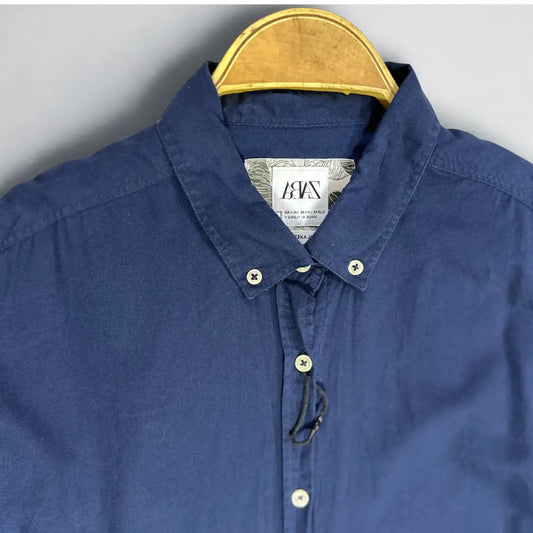 Zara Man ®. It comes in a versatile and timeless solid navy blue, making it a perfect staple for any modern wardrobe