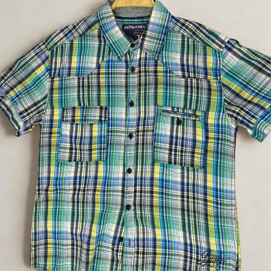 Jack & Jones ®. Featuring a bold and summery plaid pattern.