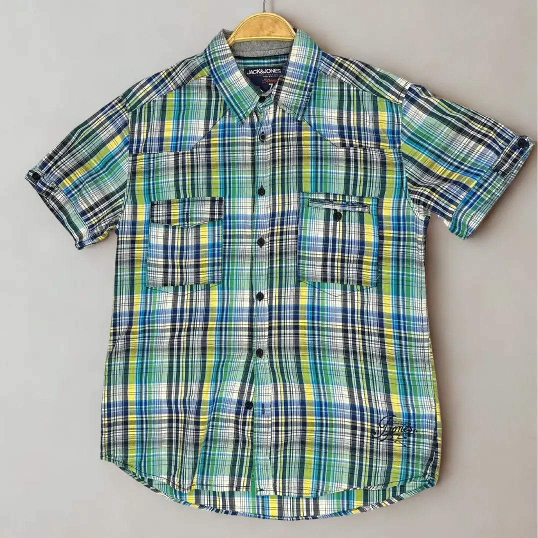 Jack & Jones ®. Featuring a bold and summery plaid pattern.