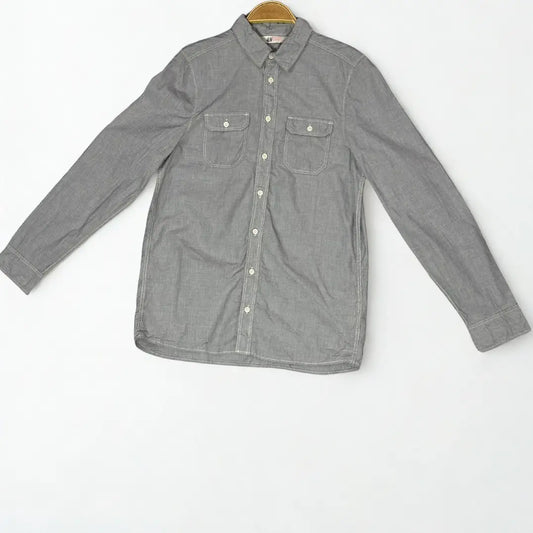 H & M ®. It comes in a solid grey chambray or end-on-end fabric, giving it a textured yet soft feel.