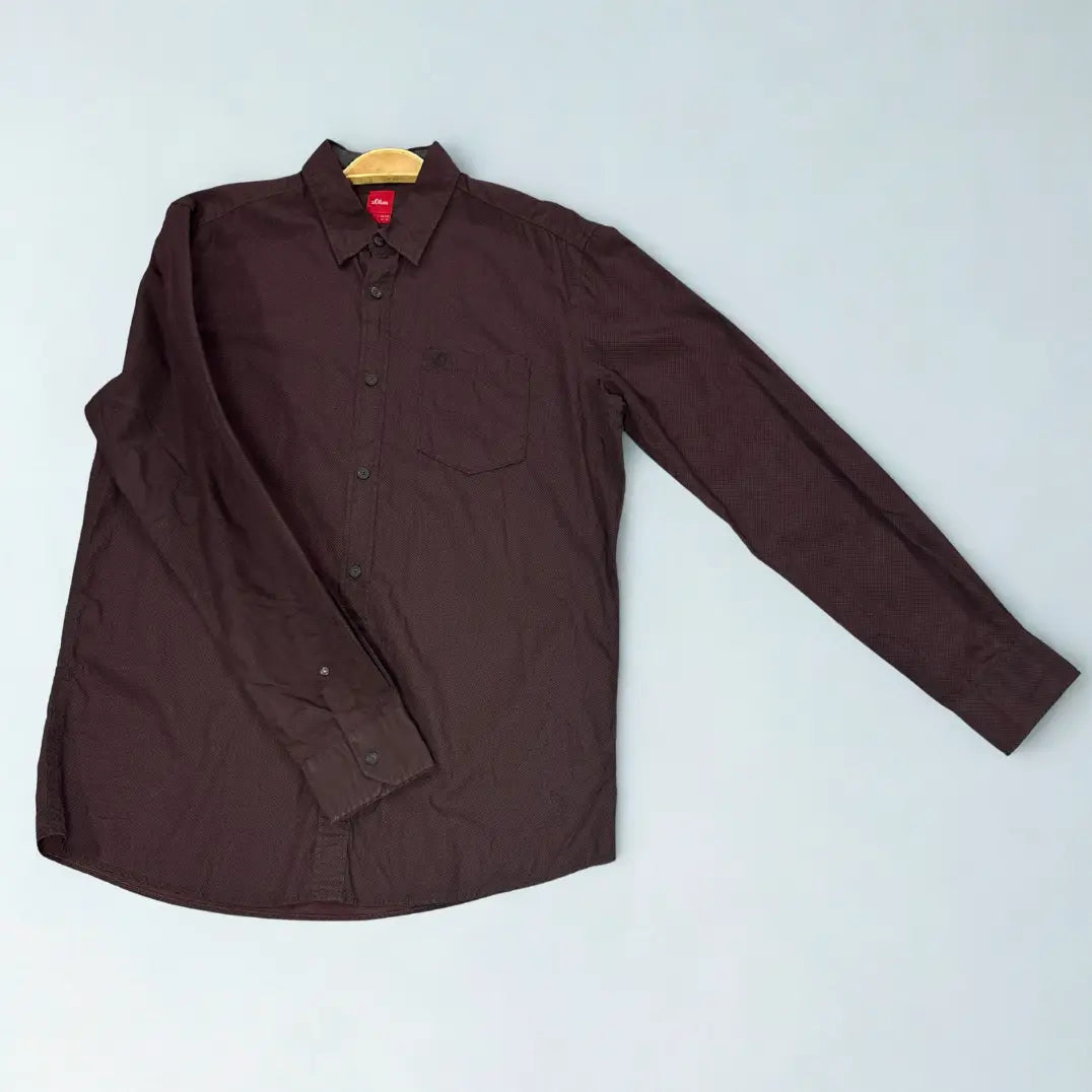 s OLIVER ®. A single chest pocket with a discreet, tonal embroidered "s.O" logo.