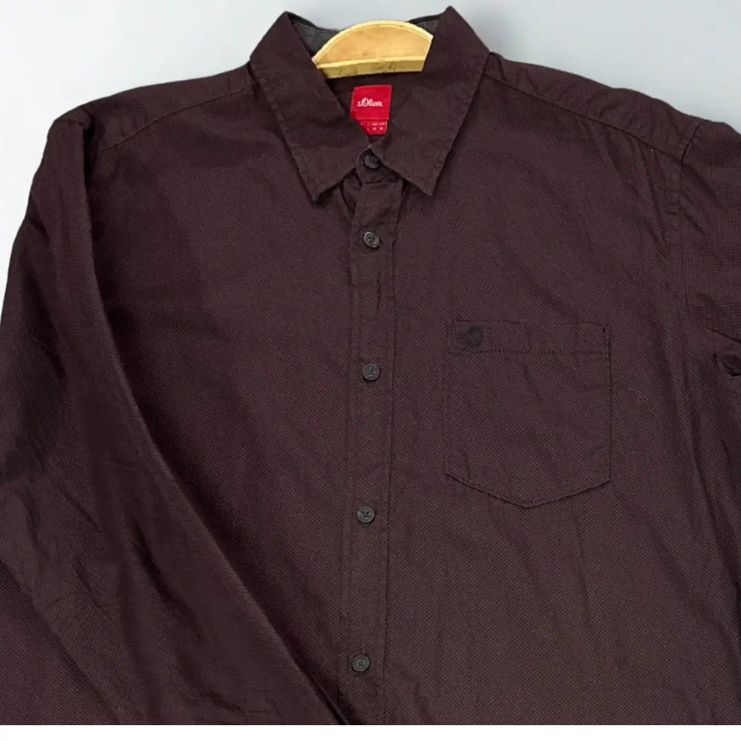 s OLIVER ®. A single chest pocket with a discreet, tonal embroidered "s.O" logo.