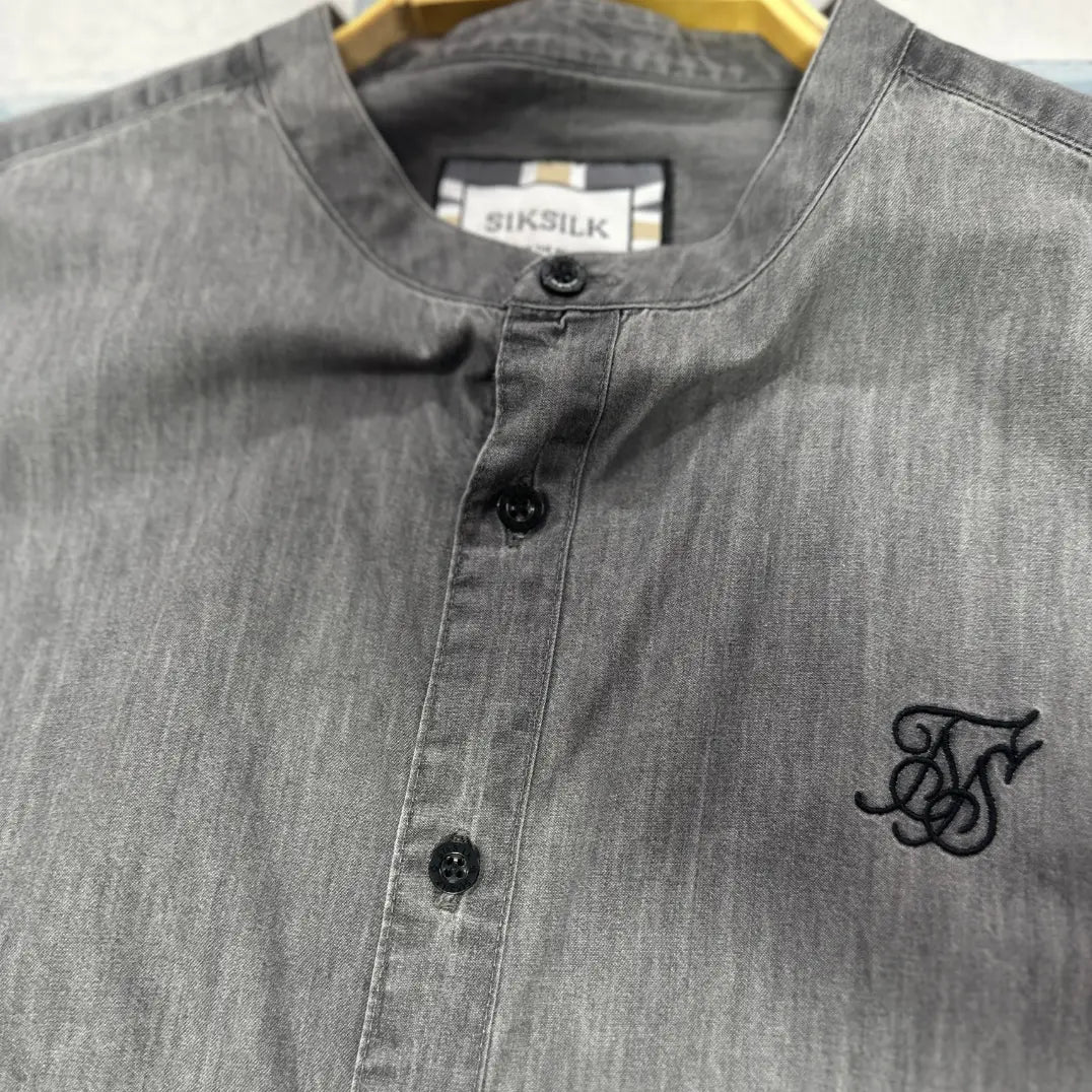 SIKSILK ®. Ideal for a fashion-forward, casual look.