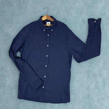 Zara ® It comes in a versatile solid navy blue and features a subtle, all-over white pin-dot pattern, adding a touch of classic refinement.