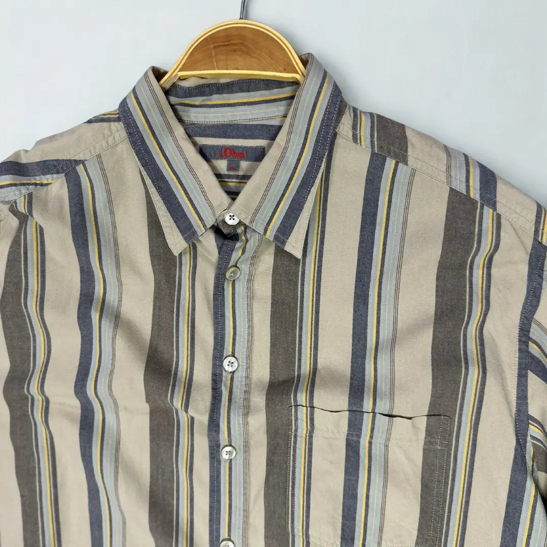 s.Oliver ® It features a handsome and versatile vertical stripe pattern