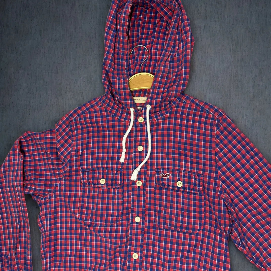 Hollister ®It combines the style of a classic button-down shirt with the comfort of a hoodie.